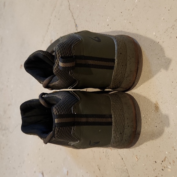 Dark Green Sneaker Size 7 - Picture 2 of 4